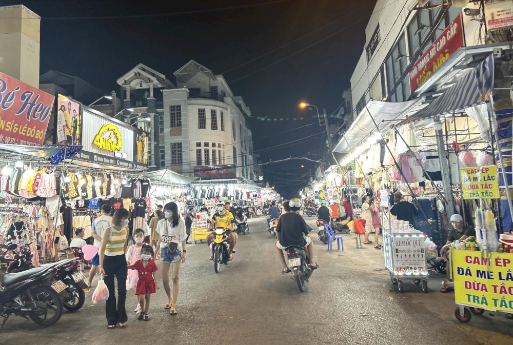 hanh thong tay market is a shopping paradise